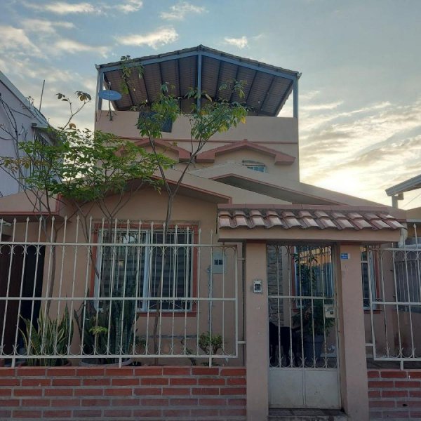 En Urbanización Privada Se Vende Casa de 4 Dormitorios con Terraza, remodelada y ampliada