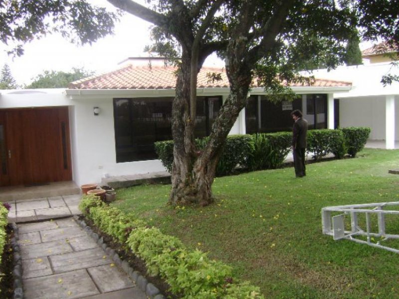 Foto Casa en Arriendo en Cumbaya, Quito, Pichincha - U$D 3.500 - CAA10149 - BienesOnLine