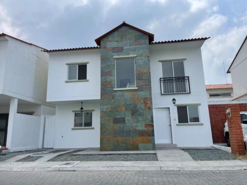 Elegante casa en Alquiler en hermosa Urbanización 