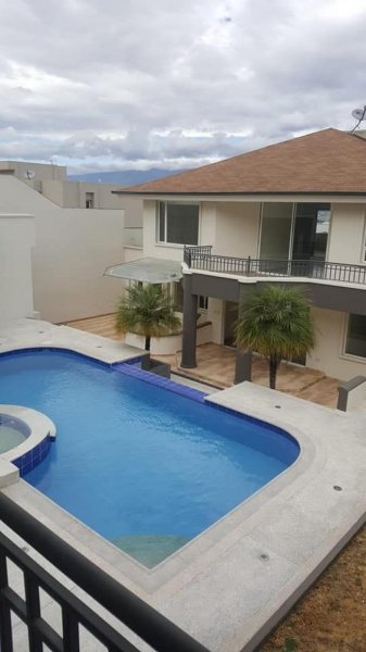 En Venta Exclusiva Casa de Lujo en Miravalle 