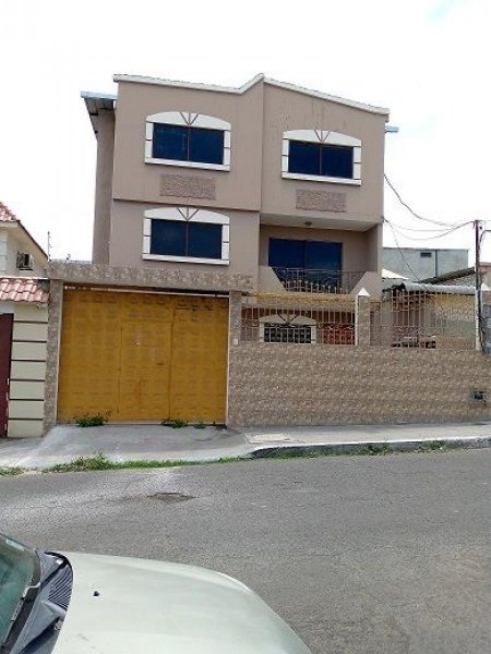 EXCELENTE Y PRECIOSA CASA DE 3 DEPARTAMENTOS EN VENTA CERCANA AL COMISARIATO JR.