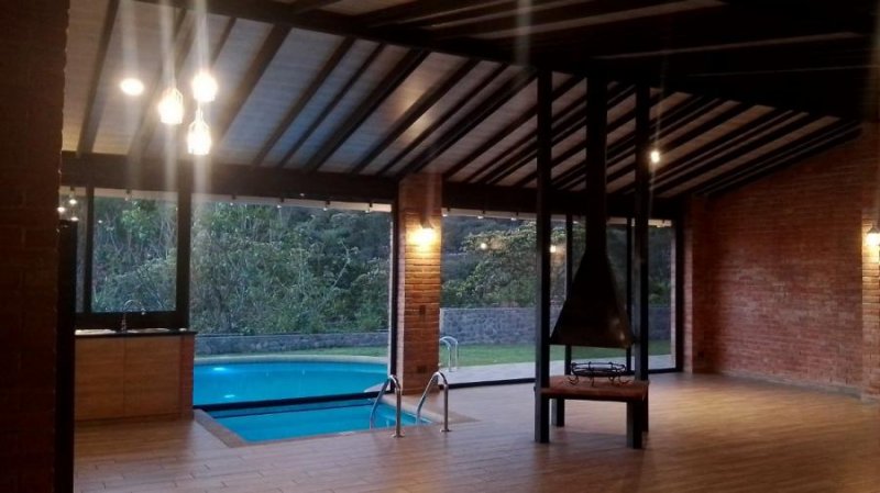 Lujosa casa a estrenar con piscina temperada indoor/outdoor y sauna, solo a 5 minutos de Vilcabamba.