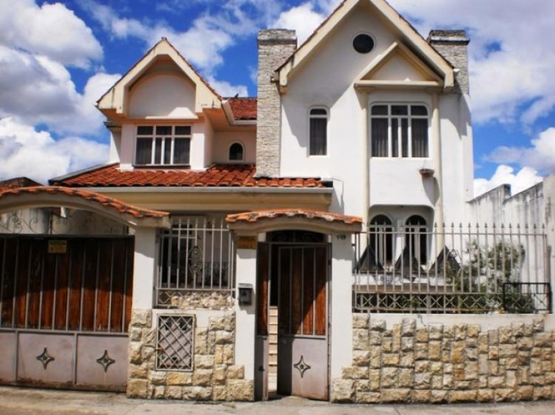 Foto Casa en Venta en Cuenca, Azuay - U$D 198.000 - CAV8030 - BienesOnLine