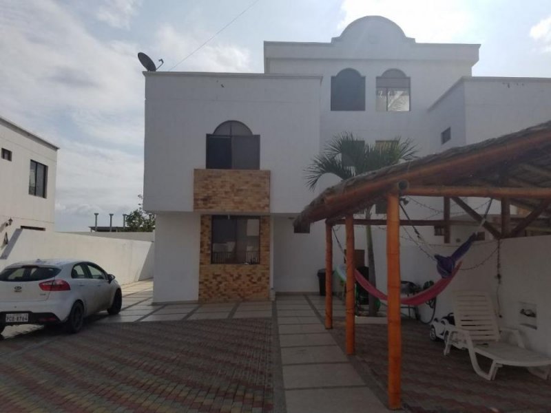 Se vende casa de dos pisos, en ciudadela cerrada  frente al mar en la Ruta del Spondylus,  Sta Elena