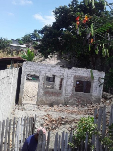 SE VENDE LINDO TERRENO EN EL CENTRO DE MANTA