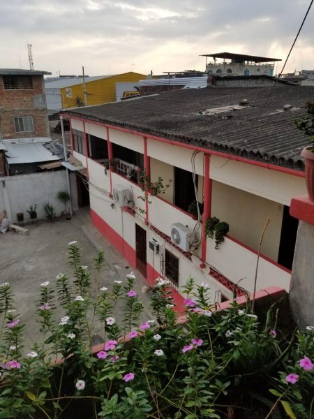 VENTA DE CASA RENTERA EN CENTRO DE CHONE